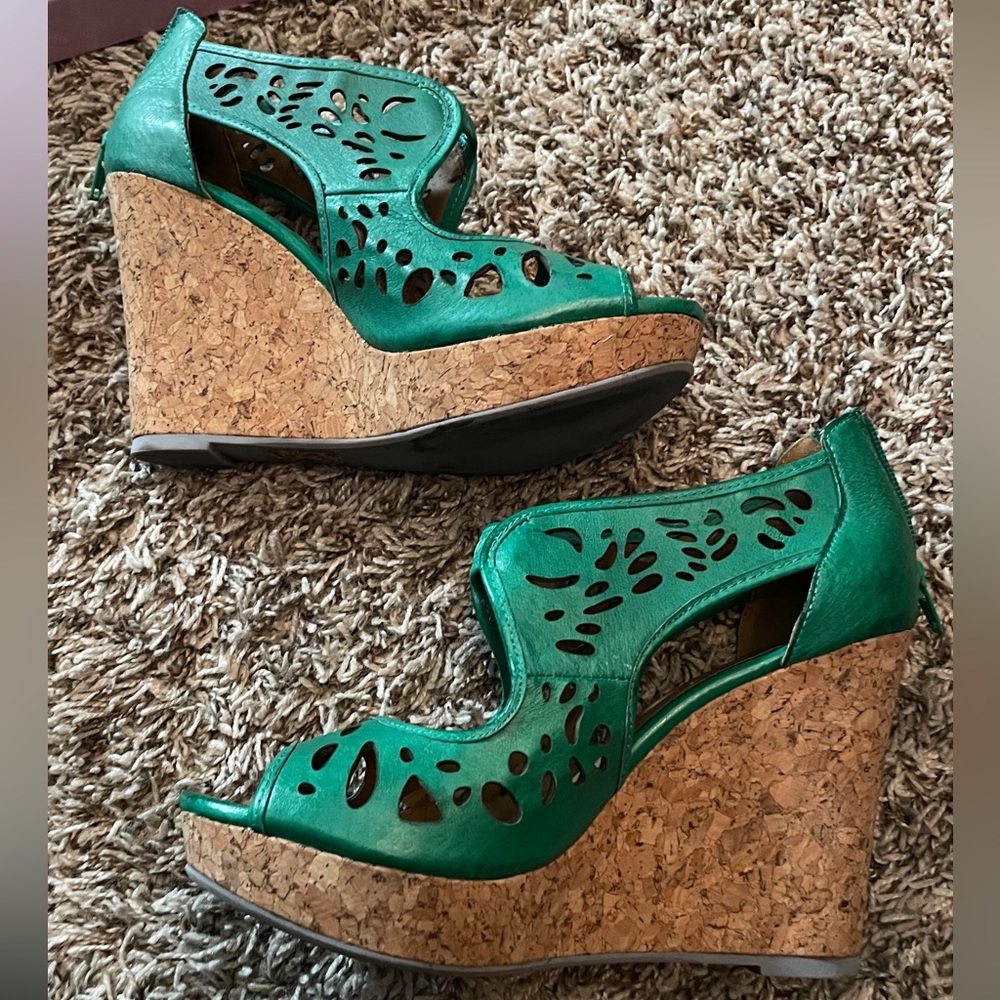 Crown vintage platform wedges in beautiful green color.